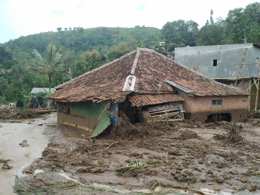 Kondisi rumah Yusnan Rosadi (52 tahun) di Kampung Cileles, Desa Cintamanik, Kecamatan Karangtengah, Kabupaten Garut, Ahad (28/11). Rumah Yusnan dan warga lainnya diterjang bandir bandang akibat hujan deras pada Sabtu (27/11). 