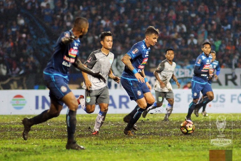 Kondisi rumput Stadion Gajayana pada Piala Presiden 2018.