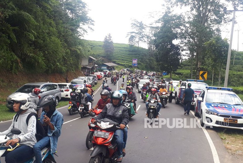 Kondisi saat kepolisian menggelar olah TKP pascakecelakaan maut yang melibatkan Bus Pariwisata Premium Passion, di Jl Raya Bandung-Subang via Lembang, Kampung Cicecang, Desa/Kecamatan Ciater, Ahad (11/2). 