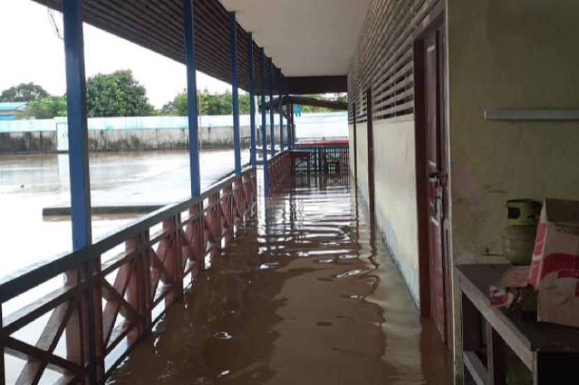 Kondisi salah satu gedung sekolah di Kecamatan Bunut Hilir, Kabupaten Kapuas Hulu, Kalimantan Barat terendam banjir yang mengakibatkan aktivitas pembelajaran di sekolah diliburkan.
