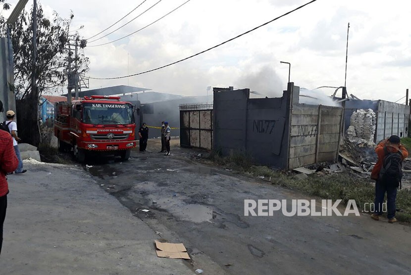 Kondisi salah satu gudang di Komplek Pergudangan 99 Kosambi, Kabupaten Tangerang yang terbakar, Kamis (26/10)