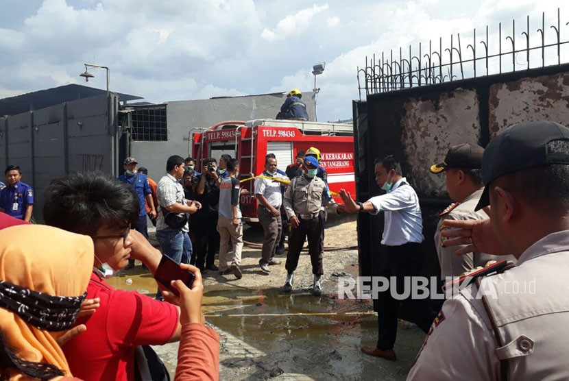 Kondisi salah satu gudang di Komplek Pergudangan 99 Kosambi, Kabupaten Tangerang yang terbakar, Kamis (25/10) pagi tadi. 