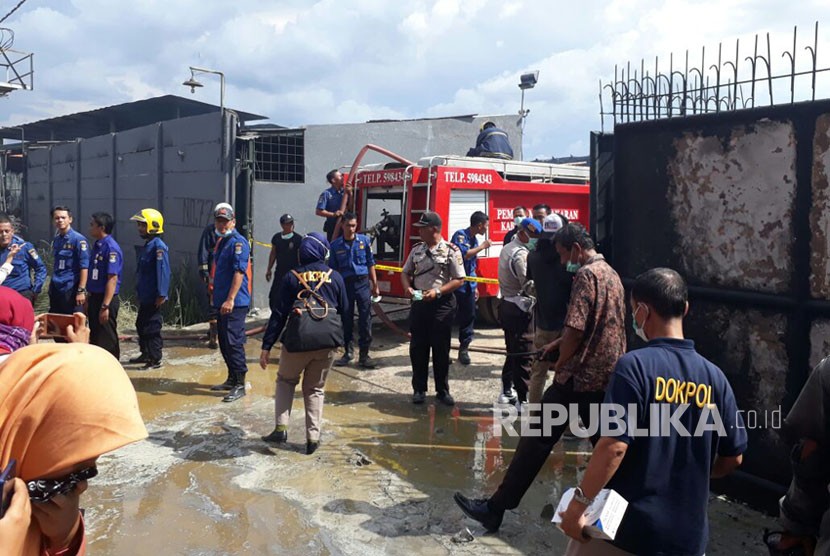Kondisi salah satu gudang di Komplek Pergudangan 99 Kosambi, Kabupaten Tangerang yang terbakar, Kamis (25/10) pagi tadi. 