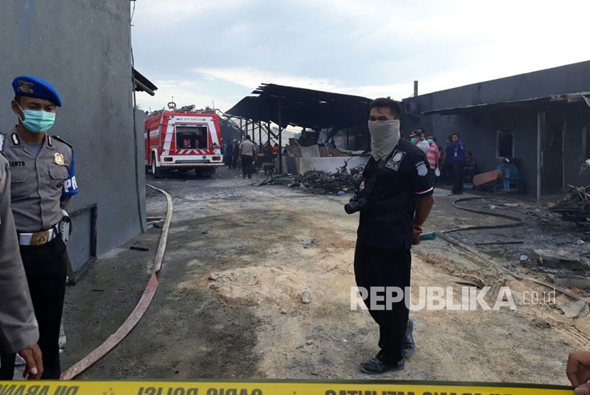 Kondisi salah satu gudang di Komplek Pergudangan 99 Kosambi, Kabupaten Tangerang yang terbakar, Kamis (25/10) pagi tadi. 