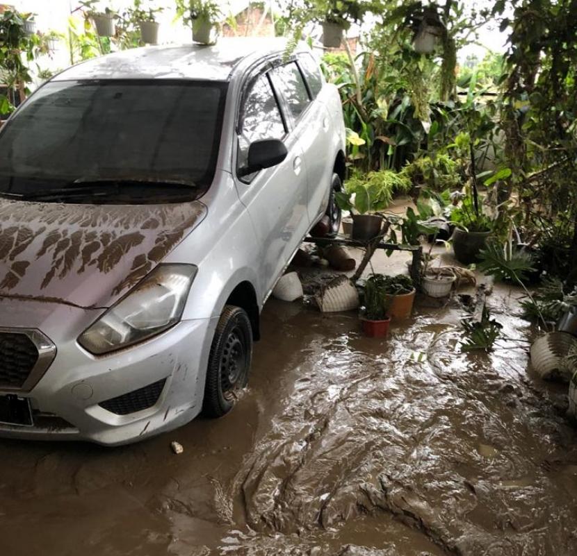 Kondisi salah satu rumah warga Kompleks De Flamboyan, Tanjung Selamat, Deli Serdang yang terkena banjir pada Jumat (4/12). Warga Kompleks De Flamboyan membutuhkan air bersih untuk membersihkan rumah mereka dari lumpur banjir. 