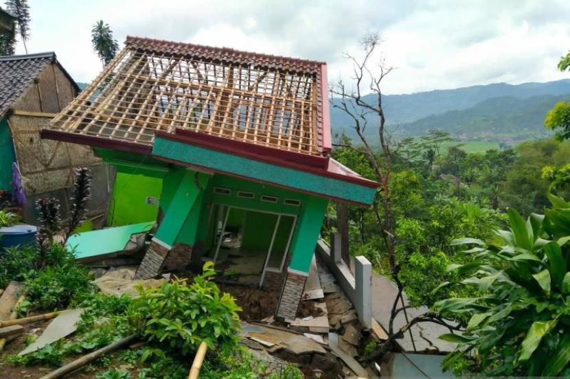Kondisi salah satu rumah yang nyaris roboh akibat terdampak bencana pergerakan tanah di Kampung Tegalkaso, Desa Bencoy, Kecamatan Cireunghas, Kabupaten Sukabumi, Jabar pada Jumat, (1/12/2023). 