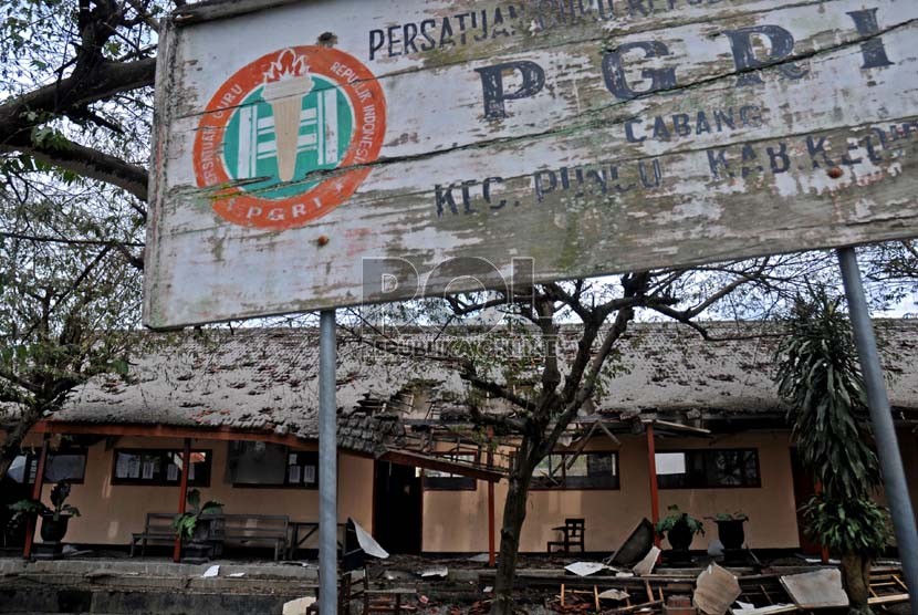   Kondisi SDN Puncu II yang rusak akibat erupsi Gunung Kelud di Kecamatan Puncu, Kediri, Jawa Timur, Selasa (18/2). (Republika/Adhi Wicaksono)