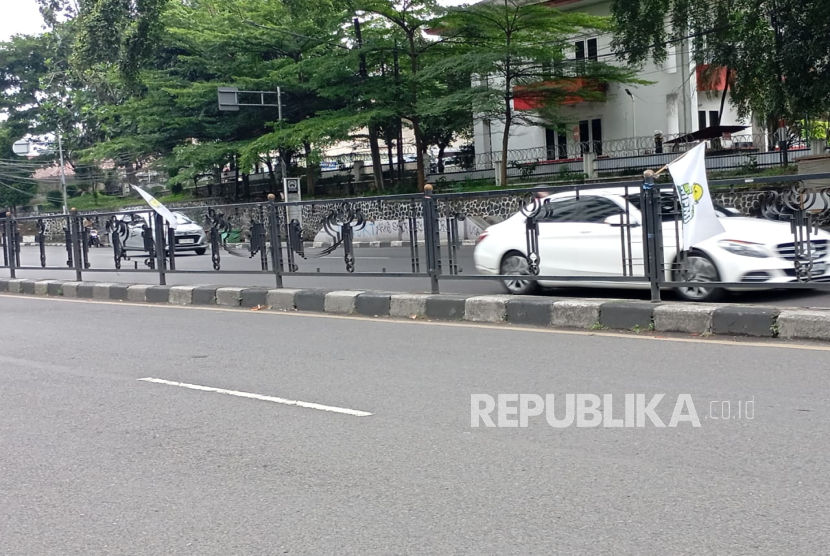 Kondisi sebagian pagar pembatas yang berdiri di median Jalan Surapati, Kota Bandung rusak parah dan mengkhawatirkan. Besi-besi pagar pembatas tersebut hilang dan tidak utuh yang membuat masyarakat bisa menerobos melewati pagar saat hendak melintas ke seberang Jalan Surapati, Selasa (21/1/2025). 