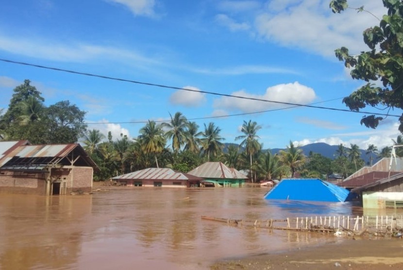 Kondisi  sebagian rumah warga di Desa Puuwanggudu, Konawe Utara,  yang hingga akhir pekan ini masih terendam banjir.