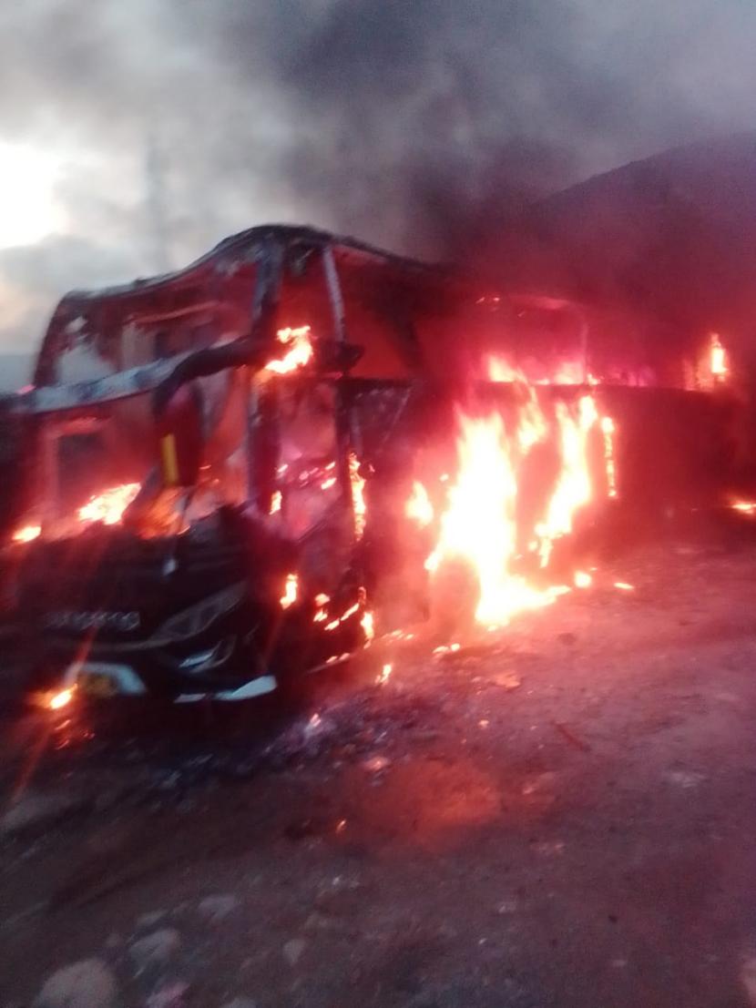 Bus yang membawa rombongan Dewan Perwakilan Rakyat Daerah (DPRD) Kabupaten Kuantan Singingi, terbakar di Muaro Kalaban, Kota Sawahlunto, pada Selasa (13/12/2022). (Ilustrasi)