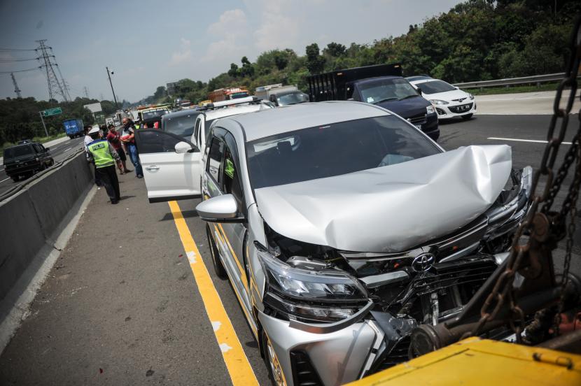 Kondisi sebuah kendaraan setelah mengalami kecelakaan beruntun di Tol Jakarta-Cikampek, Kabupaten Karawang, Jawa Barat. Kecelakaan beruntun melibatkan lima kendaraan di Jalan Tol Jakarta-Cikampek KM61.