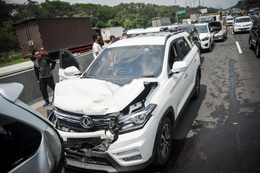 Kondisi kendaraan setelah mengalami kecelakaan beruntun di Tol Jakarta-Cikampek Kilometer 49, Kabupaten Karawang, Jawa Barat, Sabtu (30/10/2021)