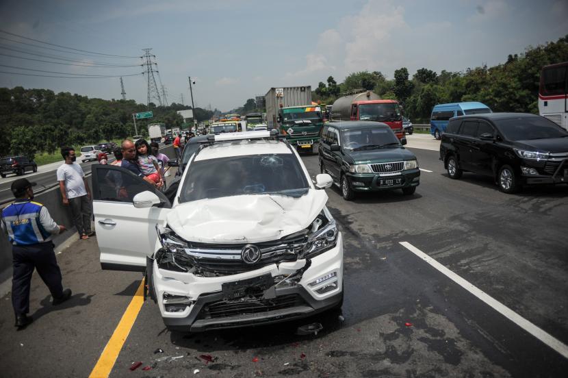 Kondisi sebuah kendaraan setelah mengalami kecelakaan beruntun di jalan tol (ilustrasi).