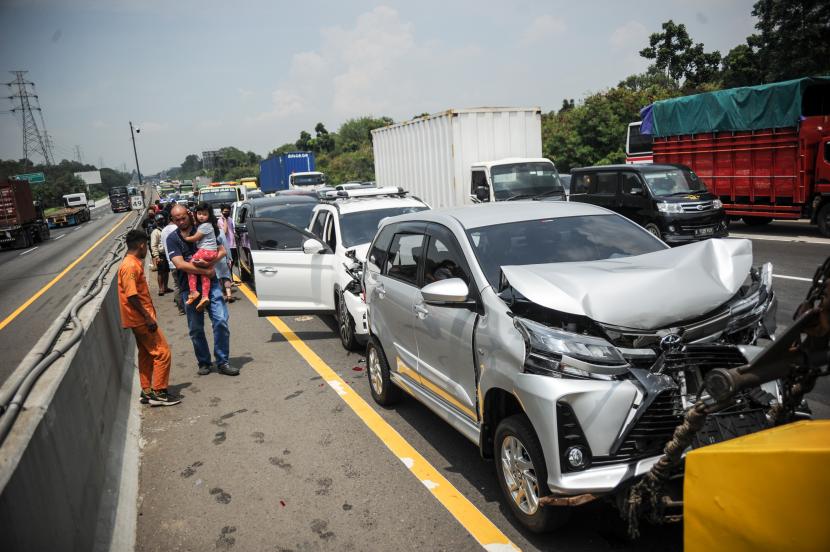 Kondisi sebuah kendaraan setelah mengalami kecelakaan beruntun di kilometer 49 Tol Jakarta-Cikampek, Kabupaten Karawang, Jawa Barat, Sabtu (30/10/2021). Menurut keterangan saksi, kecelakaan beruntun yang melibatkan 11 kendaraan tersebut diakibatkan oleh sebuah taksi yang berhenti mendadak dan kemudian taksi tersebut melarikan diri.