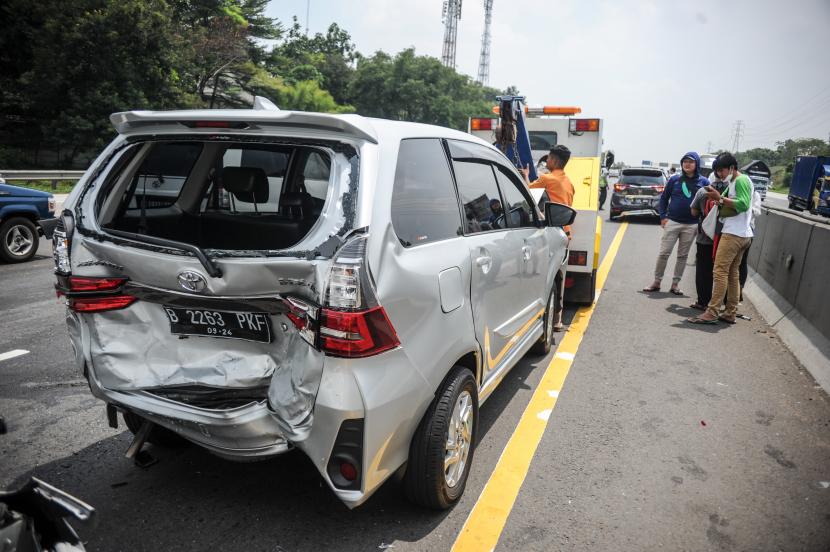 Kondisi sebuah kendaraan setelah mengalami kecelakaan beruntun di kilometer 49 Tol Jakarta-Cikampek, Kabupaten Karawang, Jawa Barat, Sabtu (30/10/2021). Menurut keterangan saksi, kecelakaan beruntun yang melibatkan 11 kendaraan tersebut diakibatkan oleh sebuah taksi yang berhenti mendadak dan kemudian taksi tersebut melarikan diri.