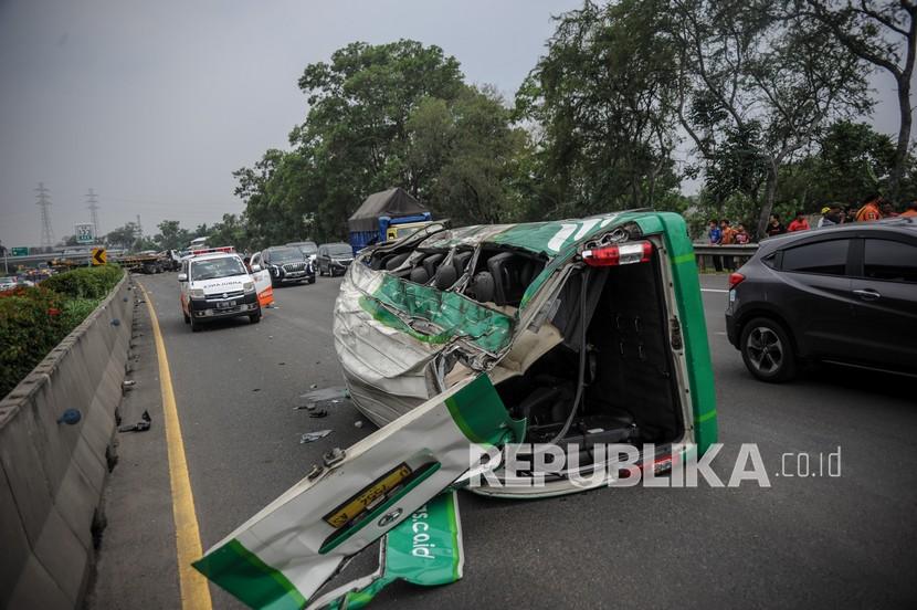 Kondisi sebuah mobil travel yang mengalami kecelakaan di kilometer 134 Jalan Tol Purbaleunyi di Pasir Koja, Bandung, Jawa Barat