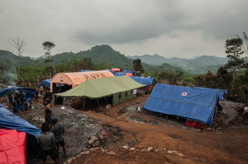 Kondisi sejumlah tenda sementara dibangun di atas rumah yang telah hangus terbakar di Kampung Cihuni, Lebak, Banten, Kamis (14/10/2021). Kebakaran yang terjadi pada Rabu (13/10/2021) sore hari, belum diketahui penyebabnya tersebut menghanguskan sebanyak 16 rumah milik warga Suku Baduy serta satu leuit atau lumbung padi dan mengakibatkan 84 orang Suku Baduy mengungsi.