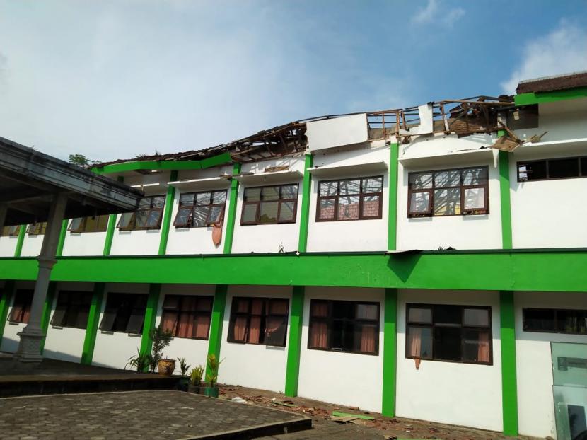 Kondisi sekolah MAN Turen pascagempa di Kabupaten Malang, Jawa Timur, Sabtu (10/4/2021). Gempa yang berkekuatan kurang lebih magnitudo (m) 6,7 yang terjadi di wilayah Kabupaten Malang tersebut menyebabkan sejumlah rumah warga rusak dan goncangan di sejumlah wilayah di Jawa Timur.