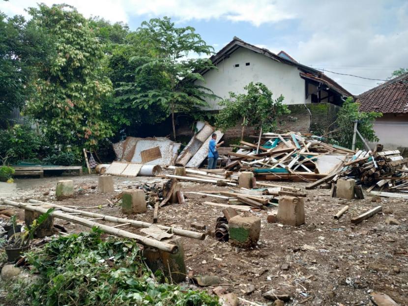Kondisi sisa-sisa rumah warga yang rusak akibat gempa di Kelurahan Linggasari, Kecamatan Ciamis, Kabupaten Ciamis, Senin (26/10). Berdasarkan data BPBD Kabupaten Ciamis, terdapat 65 unit rumah rusak di daerah itu akibat gempa yang terjadi pada Ahad (25/10).