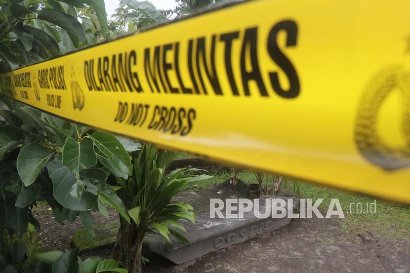 Garis polisi. Rumah Sakit (RS) Polri Kramat Jati, Jakarta Timur, mengidentifikasi jenazah Angela Hindriati Wahyuningsih (54) korban mutilasi di Bekasi melalui pencocokan DNA.