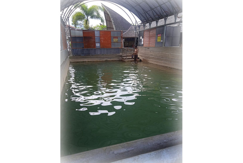 Kondisi SPBU 34.46134 yang terletak di Jalan Raya Bandung-Tasikmalaya KM 81 Kecamatan Kadipaten, Kabupaten Tasikmalaya. Di SPBU itu, konsumen bisa beristirahat sambil berendam di kolam air panas. 