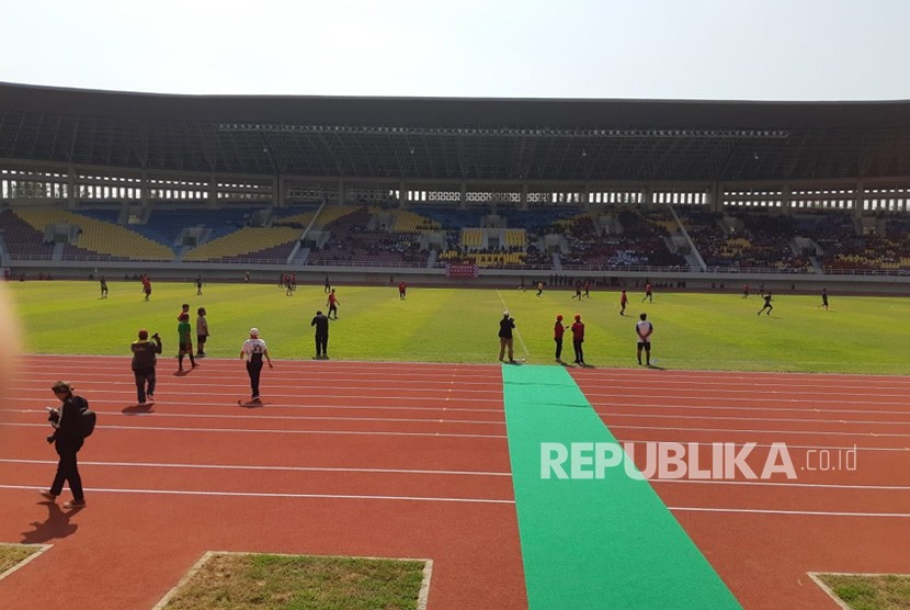 Kondisi Stadion Manahan Solo saat digelar uji coba pertandingan dalam memperingati Hari Olahraga Nasional (Haornas), Senin (9/9). Progres pembangunan Stadion Manahan sudah mencapai 98-99 persen. 