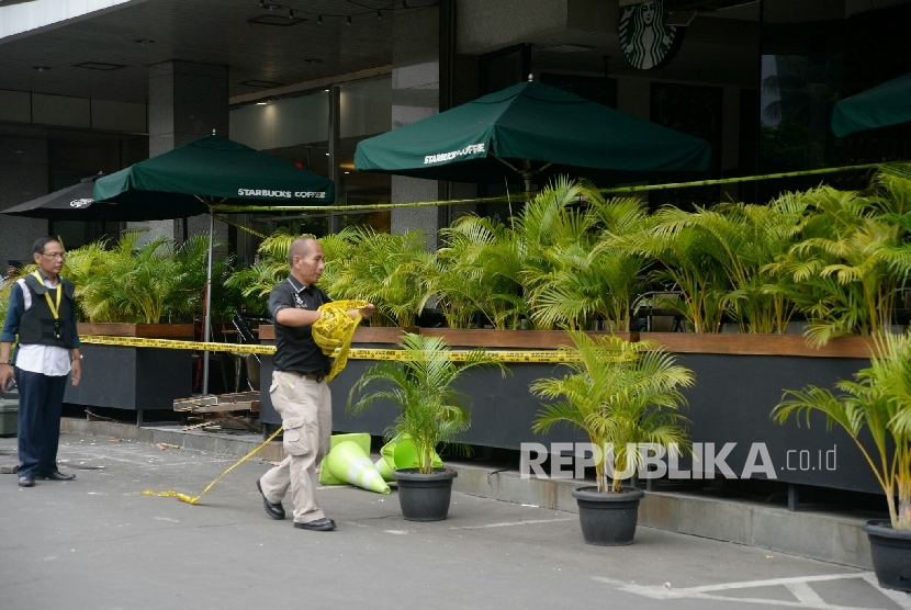  Kondisi starbucks sarinah yang jadi lokasi ledakan bom bunuh diri dalam aksi teror di Kawasan Thamrin, Jakarta Pusat, Kamis (14/1). 