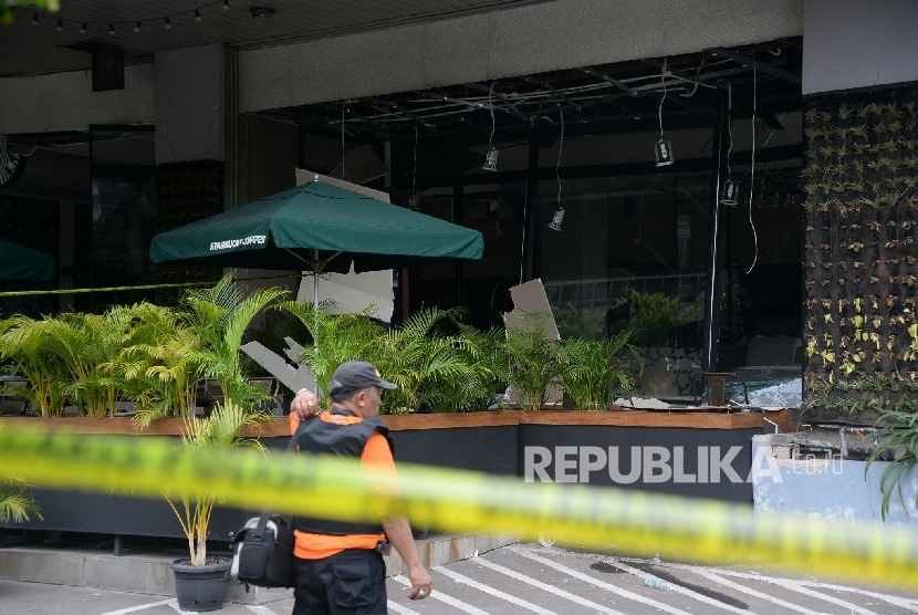 Kondisi starbucks sarinah yang jadi lokasi ledakan bom bunuh diri dalam aksi teror di Kawasan Thamrin, Jakarta Pusat, Kamis (14/1). 
