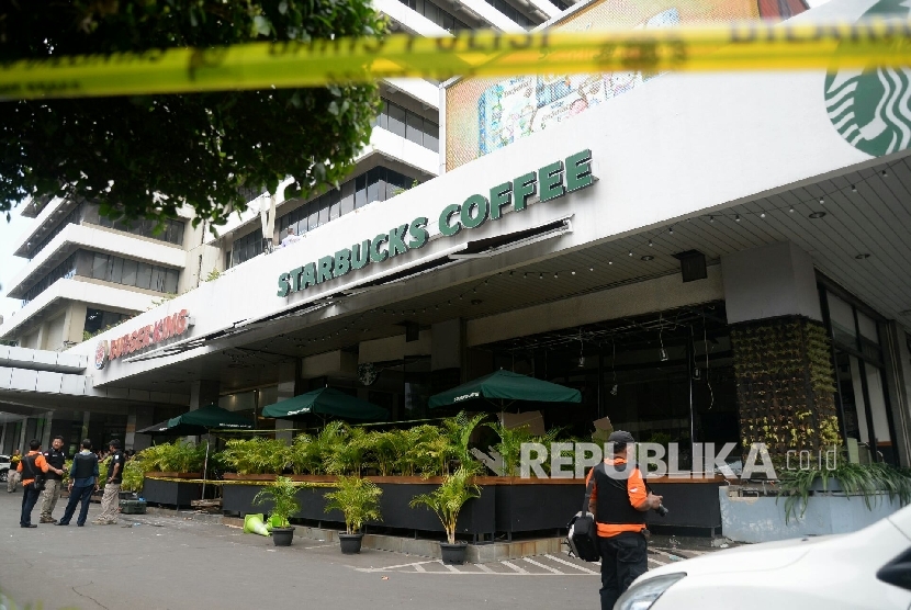 Kondisi starbucks sarinah yang jadi lokasi ledakan bom bunuh diri dalam aksi teror di Kawasan Thamrin, Jakarta Pusat, Kamis (14/1).