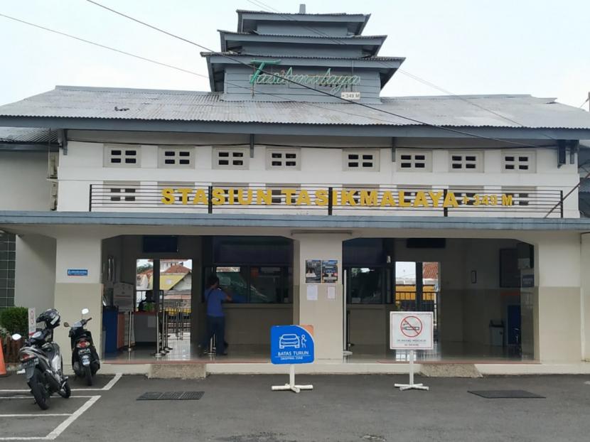 Kondisi Stasiun Tasikmalaya sehari sebelum Pemerintah Kota (Pemkot) Tasikmalaya memberlakukan karantina wilayah, Senin (30/3). Tak ada satupun penumpang di stasiun itu. 