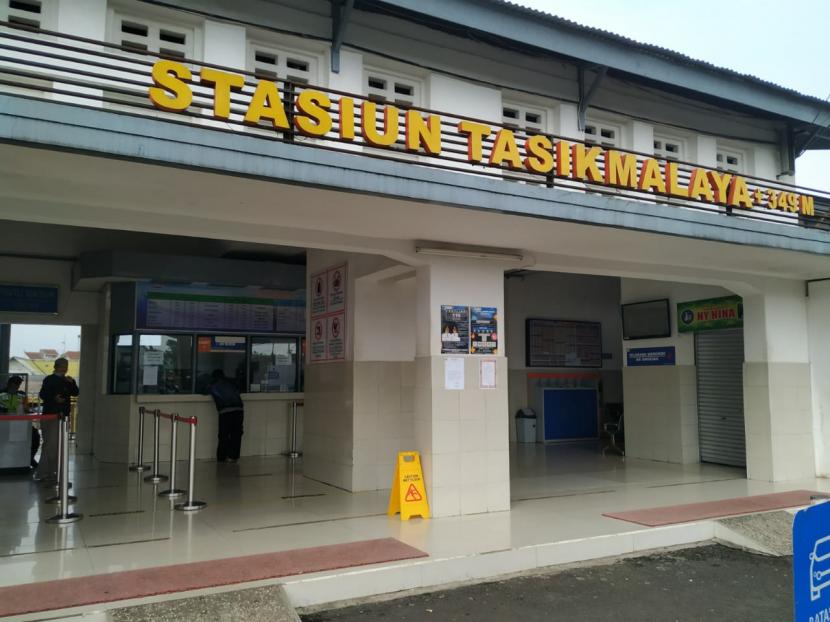 Kondisi Stasiun Tasikmalaya sehari sebelum Pemerintah Kota (Pemkot) Tasikmalaya memberlakukan karantina wilayah, Senin (30/3). Tak ada satupun penumpang di stasiun itu