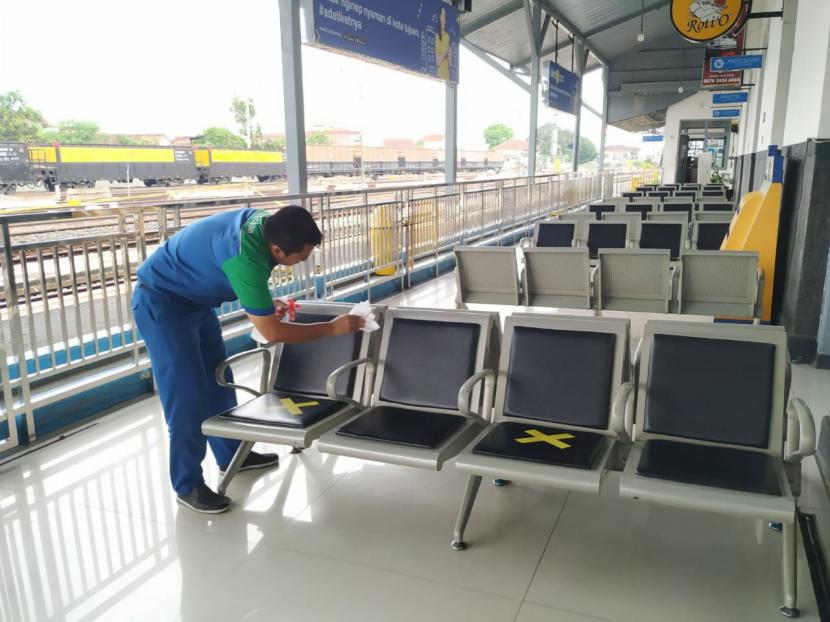 Kondisi Stasiun Tasikmalaya sehari sebelum Pemerintah Kota (Pemkot) Tasikmalaya memberlakukan karantina wilayah, Senin (30/3). Tak ada satupun penumpang di stasiun itu. 