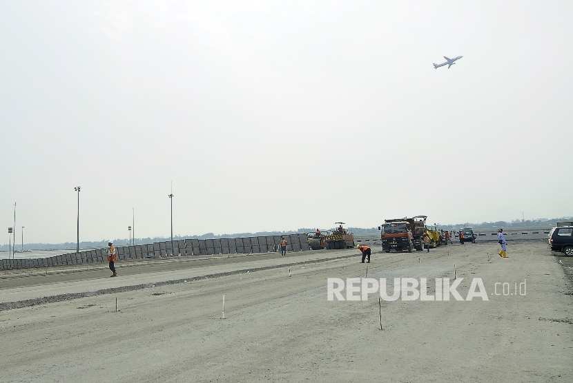 Kondisi suasana pembangunan proyek perluasan runaway di Bandara Soekarno-Hatta, Tangerang, Banten.