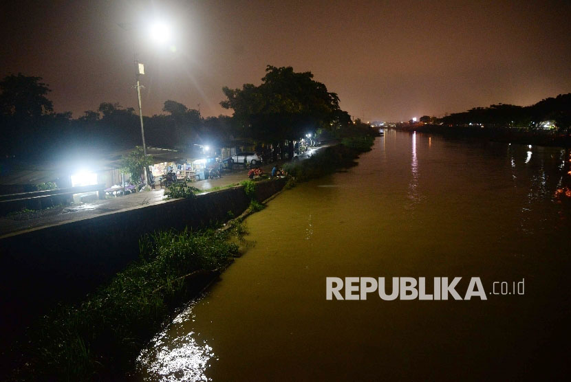 Kondisi sungai yang meluap usai banjir melanda kawasan Cikarang, Jabar, Ahad (14/2) malam.Republika/Yasin Habibi