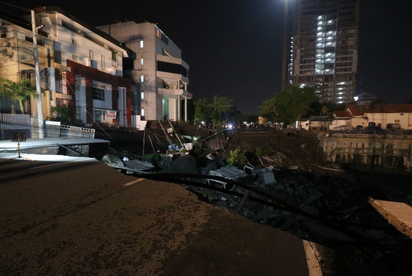 Kondisi tanah amblas di Kawasan Gubeng Surabaya, Jawa Timur, Selasa (18/12/2018). Petugas masih mencari kemungkinan adanya korban di lokasi jalan amblas yang diduga karena pembangunan gedung dikawasan tersebut.