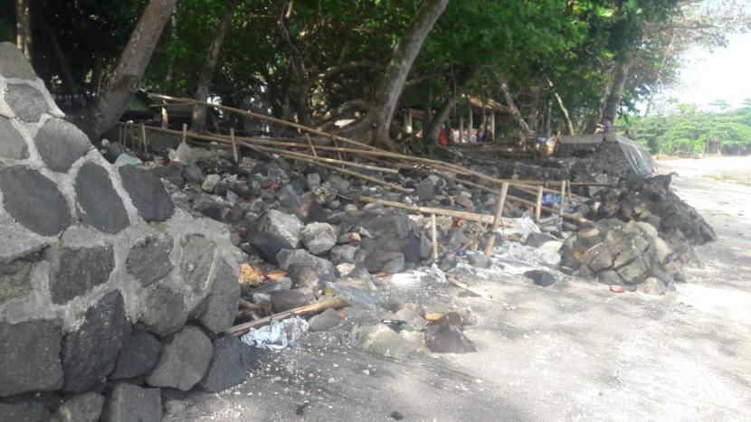 Kondisi tembok penahan abrasi di Pantai Sindangkerta, Kecamatan Cipatujah, Kabupaten Tasikmalaya, usai diterjang gelombang tinggi, Kamis (1/9/2022). 
