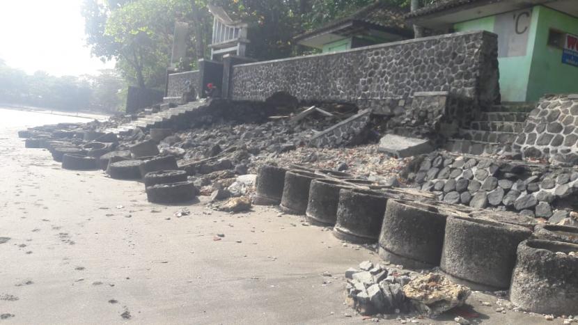 Kondisi tembok penahan abrasi usai diterjang gelombang tinggi. Pemprov NTB mengupayakan relokasi warga di Pantai Mapak yang terdampak abrasi.