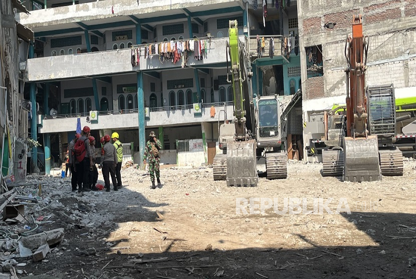 Kondisi Tempat Kejadian Perkara (TPK) ambruknya mushola pondok pesantren Al Khoziny Sidoarjo, Jawa Timur, Selasa (7/10/2025).