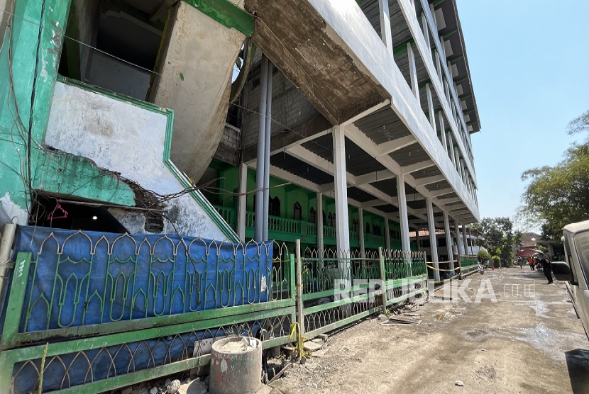 Kondisi Tempat Kejadian Perkara (TPK) ambruknya mushola pondok pesantren Al Khoziny Sidoarjo, Jawa Timur, Selasa (7/10/2025).