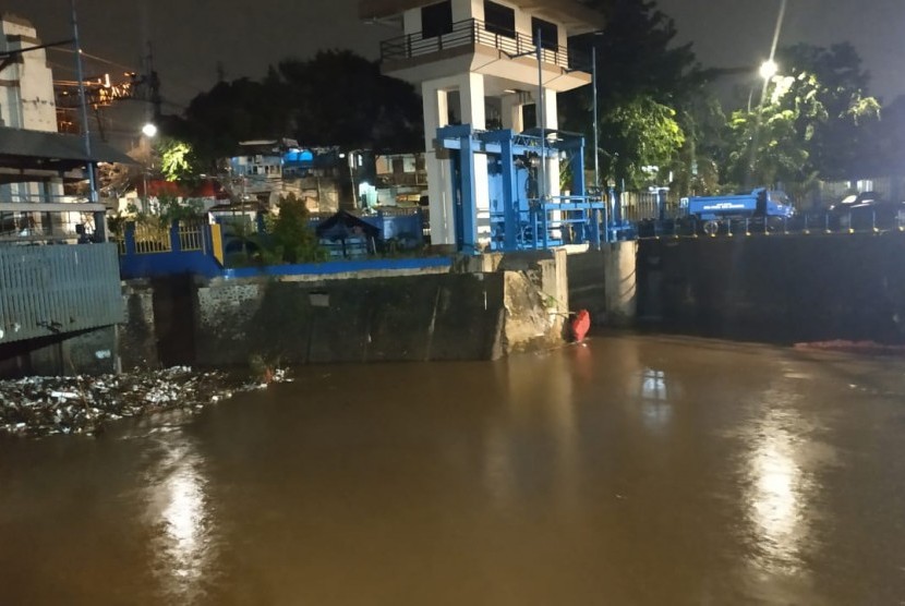 Pintu air manggarai. Badan Penanggulangan Bencana Daerah (BPBD) Provinsi DKI Jakarta menurunkan status Pintu Air Manggarai yang semula berada pada Siaga 3 (waspada) menjadi Siaga 4 (normal).