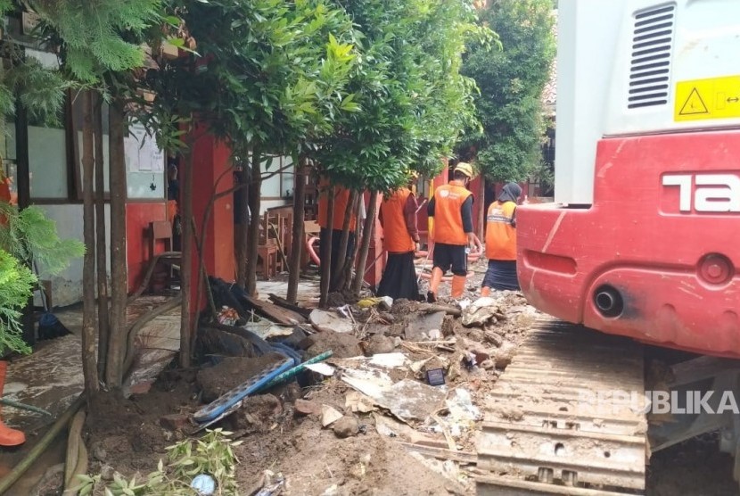 Kondisi terakhir SDN 106 Aji Tunggal Cijambe di Kelurahan Pasirendah, Kecamatan Ujung Berung, Kota Bandung, Selasa (2/4). Sekolah ini menjadi lokasi paling terdampak dari luapan air sungai Cicalobak pada Senin (1/4). 