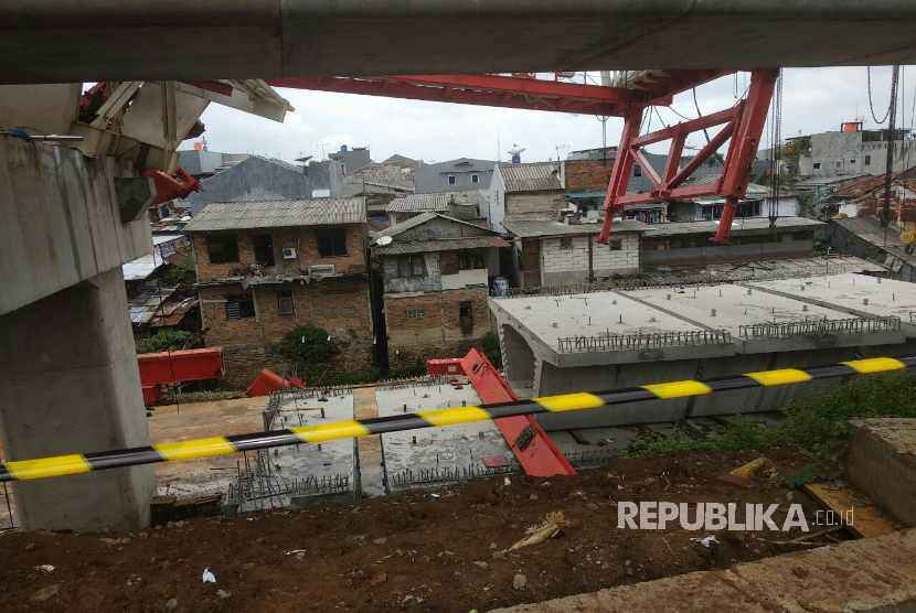 Kondisi terbaru jatuhnya bantalan rel di dekat lokasi LRT, Jakarta timur, Ahad (4/2).