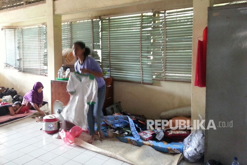 Kondisi terkini di Posko Pengungsian Banjir Kelurahan Cikeuting Udik, Kecamatan Bantar Gebang, Kota Bekasi. Hari Senin (20/11) ini adalah hari ke-delapan banjir merendami rumah mereka.