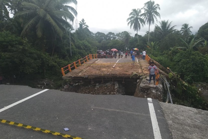 Kondisi terkini jembatan penghubung jalur utama Padang-Bukittinggi yang putus. Masyarakat, dibantu TNI, membangun jembatan sementara yang terbuat dari kayu dan bambu.