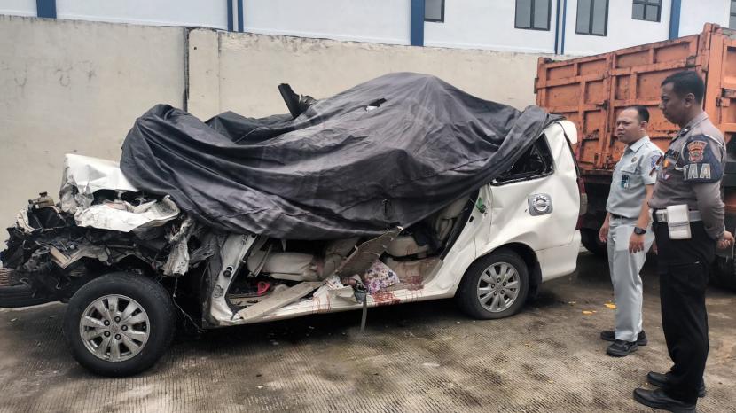 Kondisi terkini mobil Innova yang ditumpangi rombongan Gus Afan Mufti setelah kecelakaan di Polres Karanganyar, Sabtu (25/2/2023). Innalilahi, Gus Afan Mufti Wafat dalam Kecelakaan di Tol Karanganyar