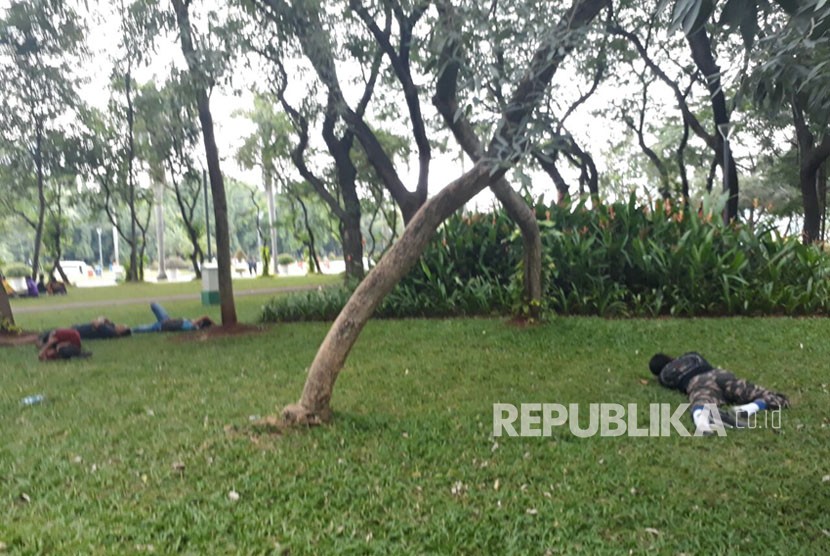 Puntung rokok berserakan di taman (ilustrasi)