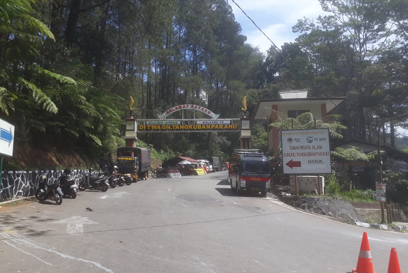 Kondisi terkini objek wisata Gunung Tangkuban Perahu yang lengang, Sabtu (28/7). Sejumlah petugas kepolisian menjaga jalur menuju kawah Gunung Tangkuban Perahu. 