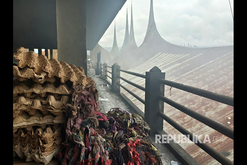 Kondisi terkini Pasar Aur Kuning di Bukittinggi, Sumatra Barat yang terbakar pada Jumat (17/11) pagi. Hingga pukul 11.00 WIB, masih muncul asap dari sisa kebakaran. 