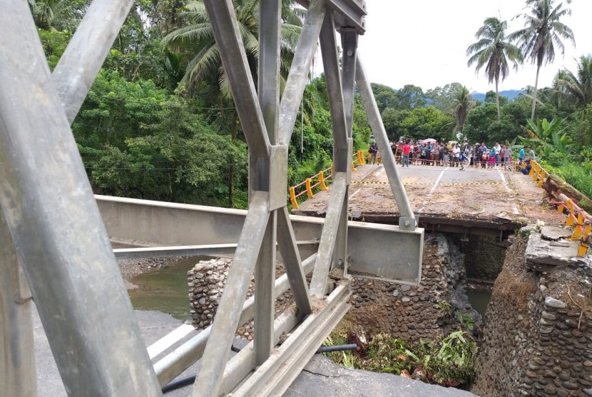 Kondisi terkini pembangunan jembatan penghubung jalur utama Padang-Bukittinggi yang putus, Rabu (12/12).