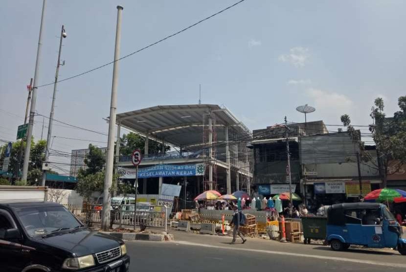 Kondisi terkini pembangunan skybridge Tanah Abang, Jakarta, Senin (8/10).